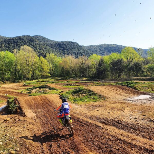Zeigt Rockland MX Park mit einem Motorrad bei schönem Wetter und präparierter Piste.