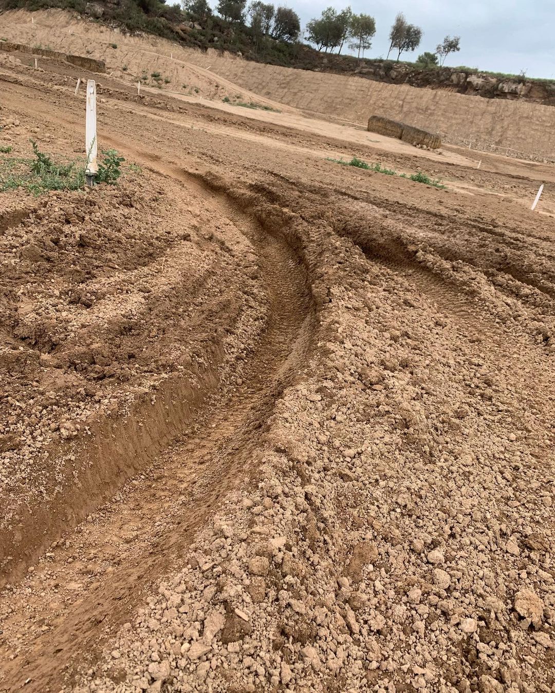 Zeigt Kurve mit Rillen auf sandigem Untergrund der Motocross Strecke El Senglar