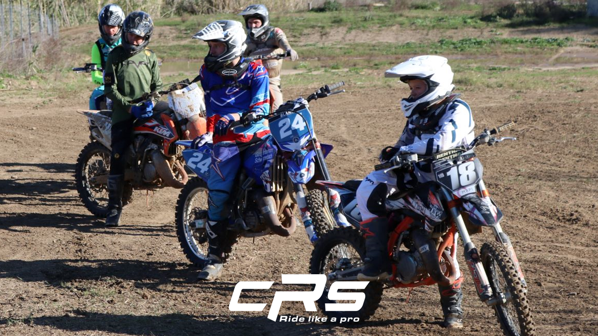 Zeigt eine Motocross Trainingsgruppe bei Instruktionen